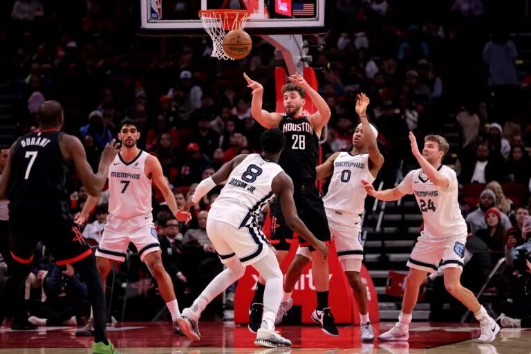 Potential Rockets All-Star reserves Alperen Sengun and Kevin Durant play offense versus the Grizzlies.