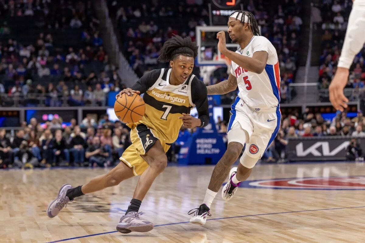Detroit Pistons forward Ronald Holland II (5) defends Washington Wizards guard Bub Carrington (7) during the first quarter at Little Caesars Arena.
