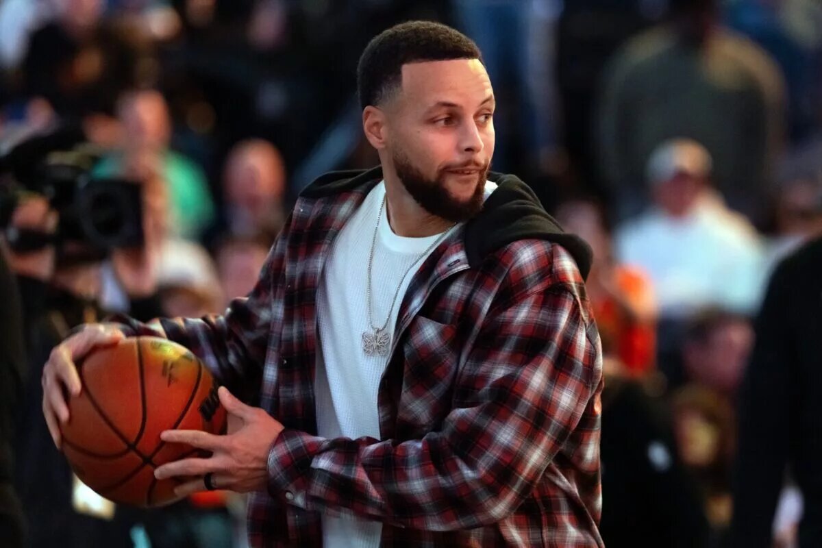 Feb 5, 2026; Phoenix, Arizona, USA; Golden State Warriors injured guard Stephen Curry against the Phoenix Suns at Mortgage Matchup Center. Mandatory Credit: Mark J. Rebilas-Imagn Images