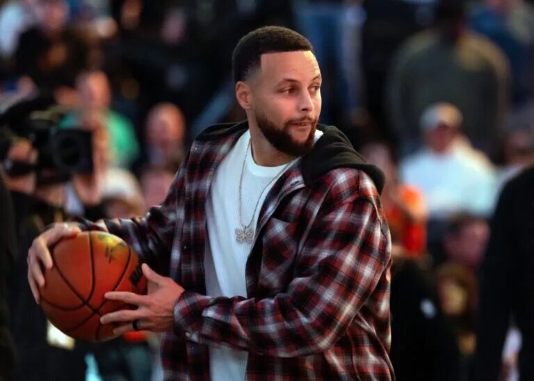Feb 5, 2026; Phoenix, Arizona, USA; Golden State Warriors injured guard Stephen Curry against the Phoenix Suns at Mortgage Matchup Center. Mandatory Credit: Mark J. Rebilas-Imagn Images