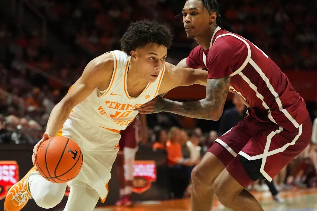 Tennessee forward Nate Ament (10) moves towards the basket while guarded by Oklahoma forward Tae Davis (13) in an NCAA college basketball game on Feb. 18, 2026, in Knoxville, Tennessee.