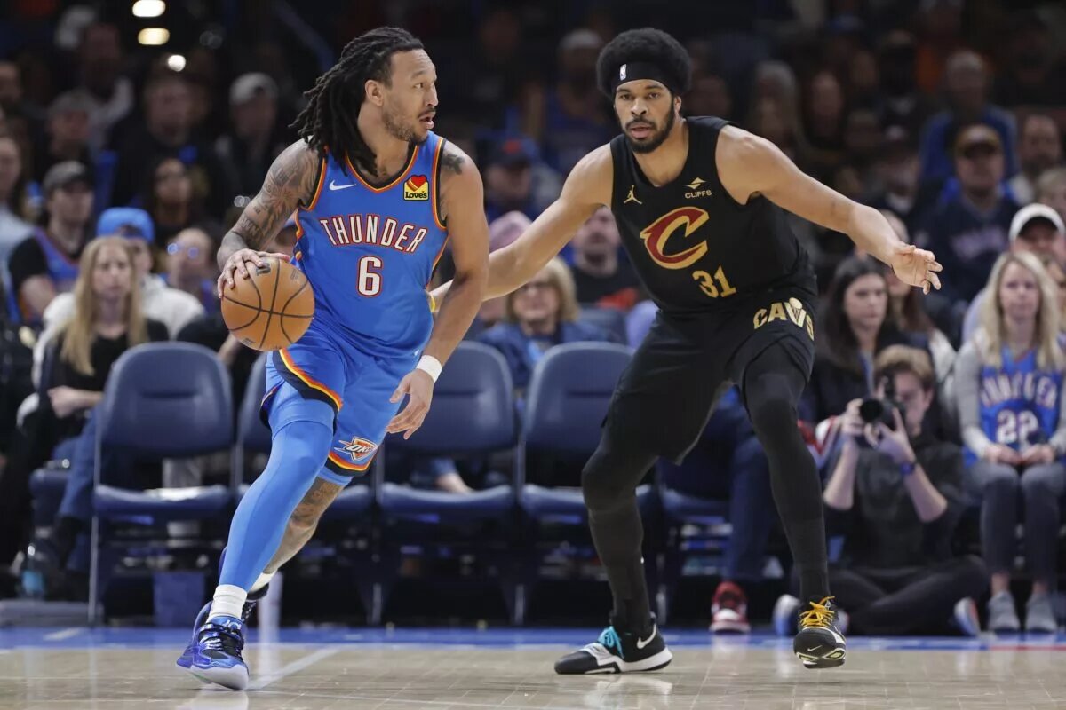 Oklahoma City Thunder forward Jaylin Williams (6) moves the ball around Cleveland Cavaliers center Jarrett Allen (31) during the second half at Paycom Center.