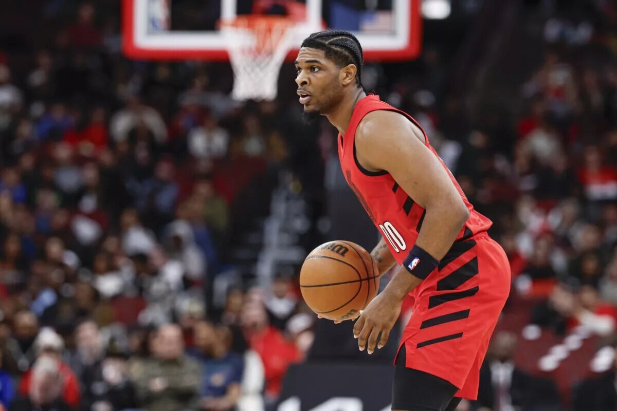 Portland Trail Blazers guard Scoot Henderson (00) brings the ball up court against the Chicago Bulls during the second half of an NBA game at United Center.