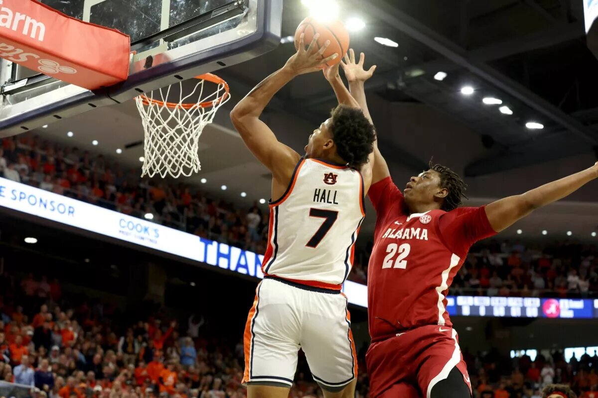 Feb 7, 2026; Auburn, Alabama, USA; Alabama Crimson Tide forward Aiden Sherrell (22) gtries to block the shot of Auburn Tigers guard Keyshawn Hall (7) during the second half at Neville Arena. Mandatory Credit: John Reed-Imagn Images