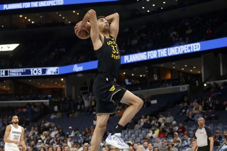 Feb 25, 2026; Memphis, Tennessee, USA; Golden State Warriors forward Malevy Leons (33) drives to the basket during the fourth quarter against the Memphis Grizzlies at FedExForum. Mandatory Credit: Petre Thomas-Imagn Images