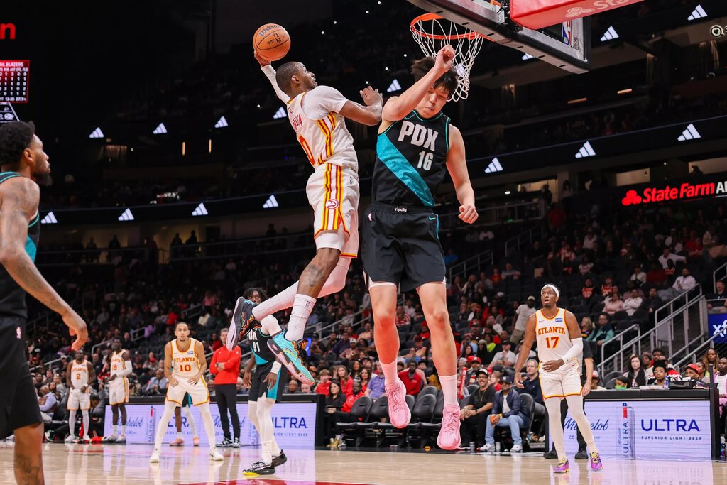 Atlanta Hawks forward Jonathan Kuminga (0) dunks over Portland Trail Blazers center Yang Hansen (16) in the fourth quarter at State Farm Arena.