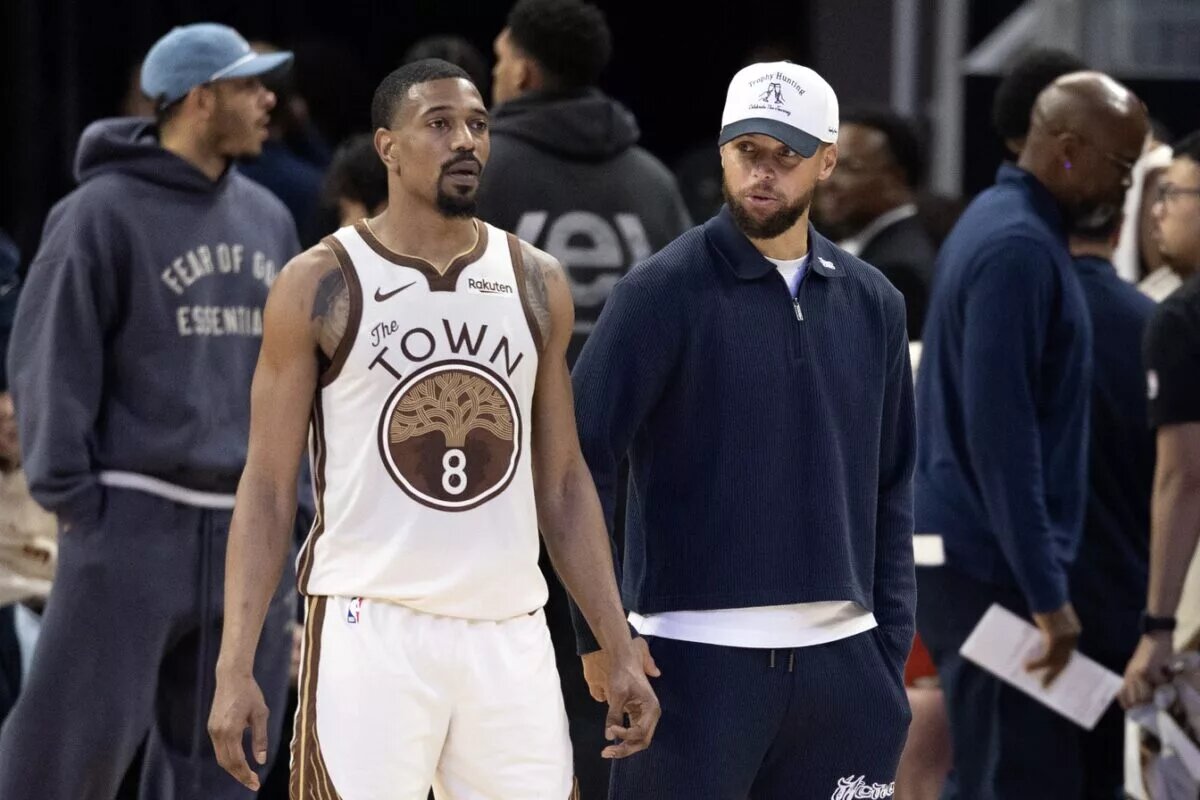 Mar 2, 2026; San Francisco, California, USA; Golden State Warriors guard De'Anthony Melton (8) talks with injured teammate Stephen Curry during the fourth quarter against the Los Angeles Clippers at Chase Center. Mandatory Credit: D. Ross Cameron-Imagn Images