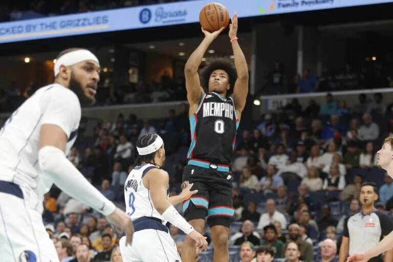 Memphis Grizzlies wing Jaylen Wells shoots 3-pointer against Dallas Mavericks defenders
