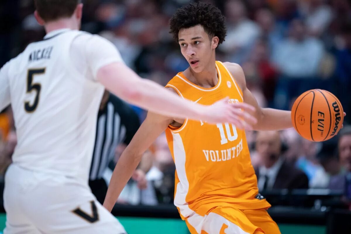 Tennessee forward Nate Ament (10) is guarded by Vanderbilt forward Tyler Nickel (5) during their quarterfinal game of the 2026 SEC Men’s Basketball Tournament at Bridgestone Arena in Nashville, Tenn., Friday, March 13, 2026. © DENNY SIMMONS / THE TENNESSEAN / USA TODAY NETWORK via Imagn Images