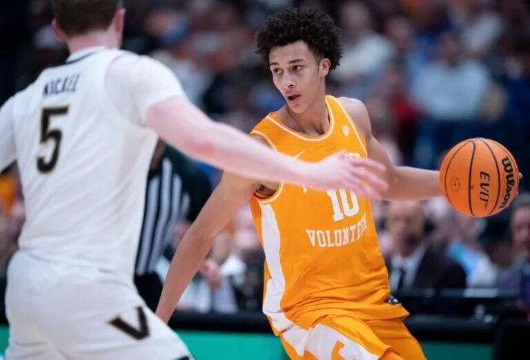 Tennessee forward Nate Ament (10) is guarded by Vanderbilt forward Tyler Nickel (5) during their quarterfinal game of the 2026 SEC Men’s Basketball Tournament at Bridgestone Arena in Nashville, Tenn., Friday, March 13, 2026. © DENNY SIMMONS / THE TENNESSEAN / USA TODAY NETWORK via Imagn Images