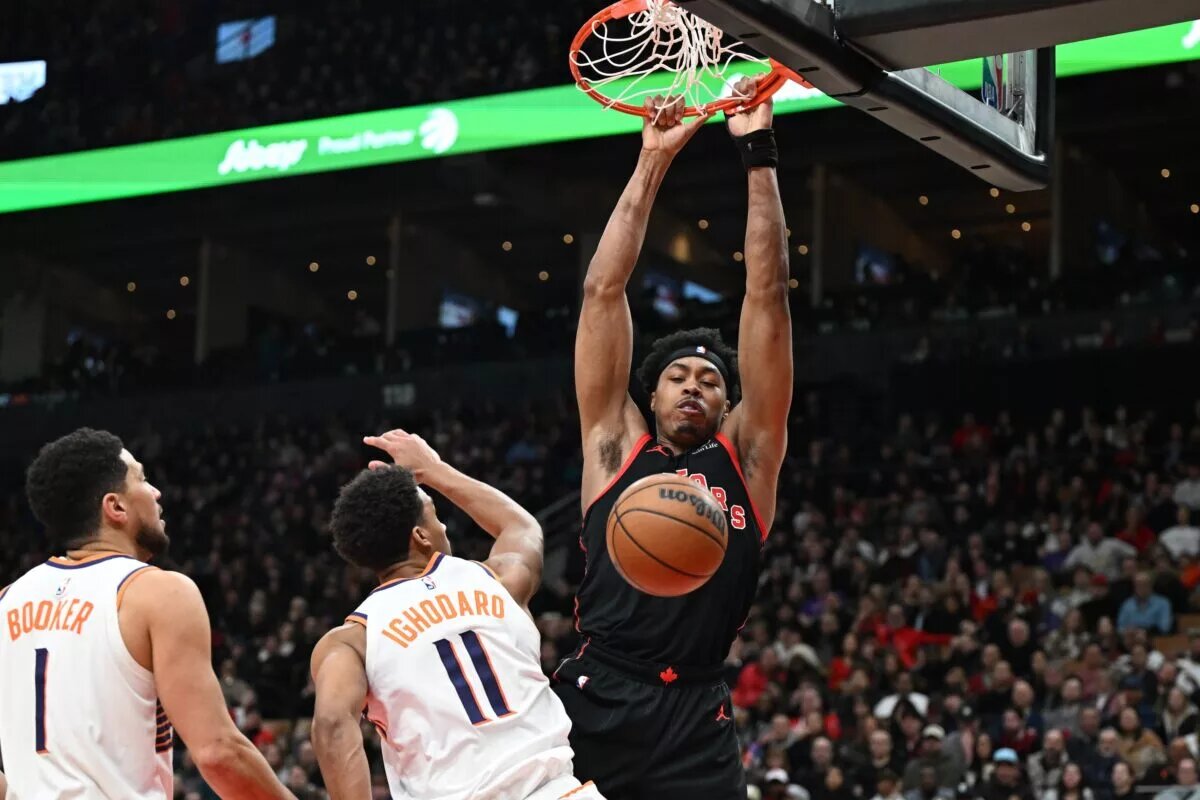 Toronto Raptors forward Scottie Barnes (4) dunks for a basket against Phoenix Suns forward Oso Ighodaro (11) in the second half at Scotiabank Arena.