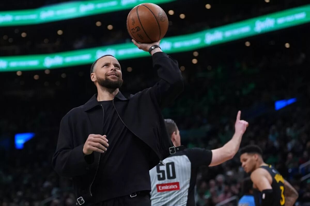 Golden State Warriors guard Stephen Curry (30) on the court during a break