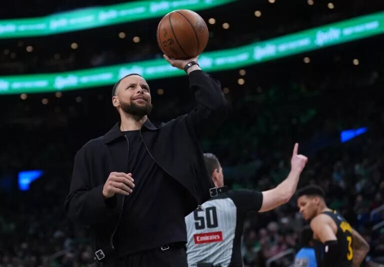 Golden State Warriors guard Stephen Curry (30) on the court during a break
