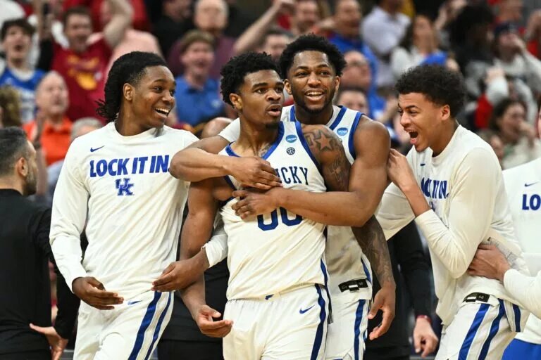 Mar 20, 2026; St. Louis, MO, USA; Kentucky Wildcats guard Otega Oweh (00) celebrates with teammates after shooting a three point basket to tie the game against the Santa Clara Broncos as time expired in the second half of a first round game of the men's 2026 NCAA Tournament at Enterprise Center. Mandatory Credit: Jeff Le-Imagn Images