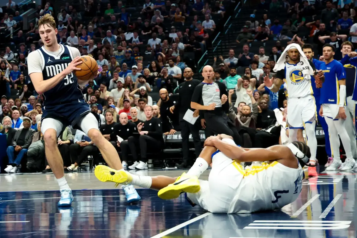 Golden State Warriors wing Moses Moody holds knee after non-contact injury