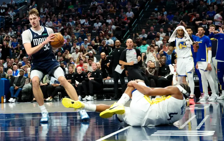 Golden State Warriors wing Moses Moody holds knee after non-contact injury