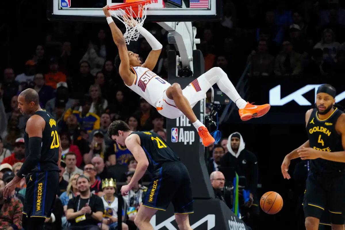 Suns forward Ryan Dunn (0) dunks the ball against Warriors center Quinten Post (21) during a game at Mortgage Matchup Center in Phoenix, on Feb. 5, 2026. © Patrick Breen/The Republic / USA TODAY NETWORK via Imagn Images