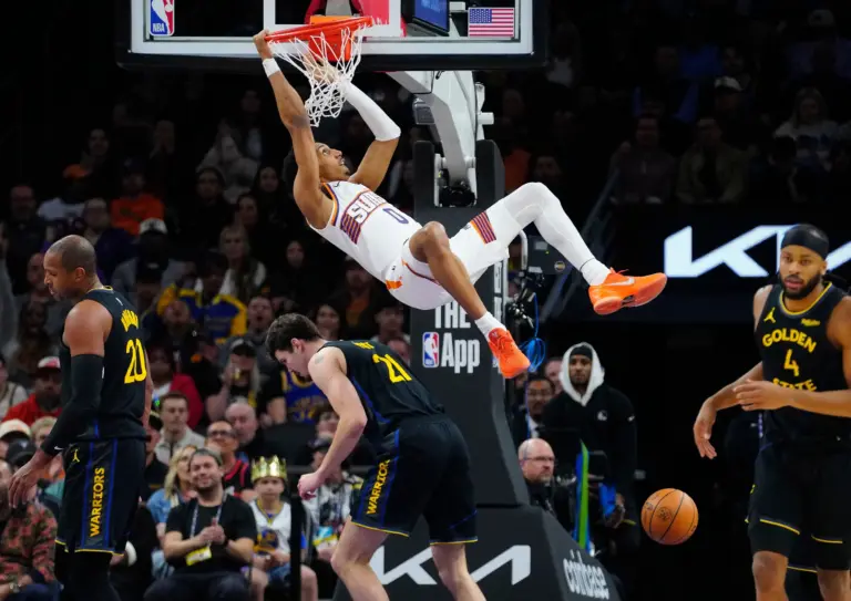 Suns forward Ryan Dunn (0) dunks the ball against Warriors center Quinten Post (21) during a game at Mortgage Matchup Center in Phoenix, on Feb. 5, 2026. © Patrick Breen/The Republic / USA TODAY NETWORK via Imagn Images