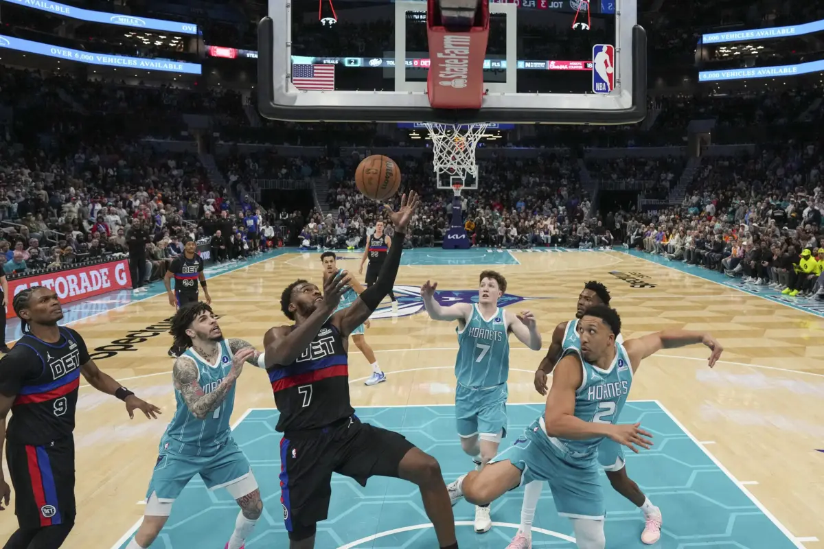 Feb 9, 2026; Charlotte, North Carolina, USA; Detroit Pistons forward Paul Reed (7) drives to the basket against the Charlotte Hornets during the second half at Spectrum Center. Mandatory Credit: Jim Dedmon-Imagn Images