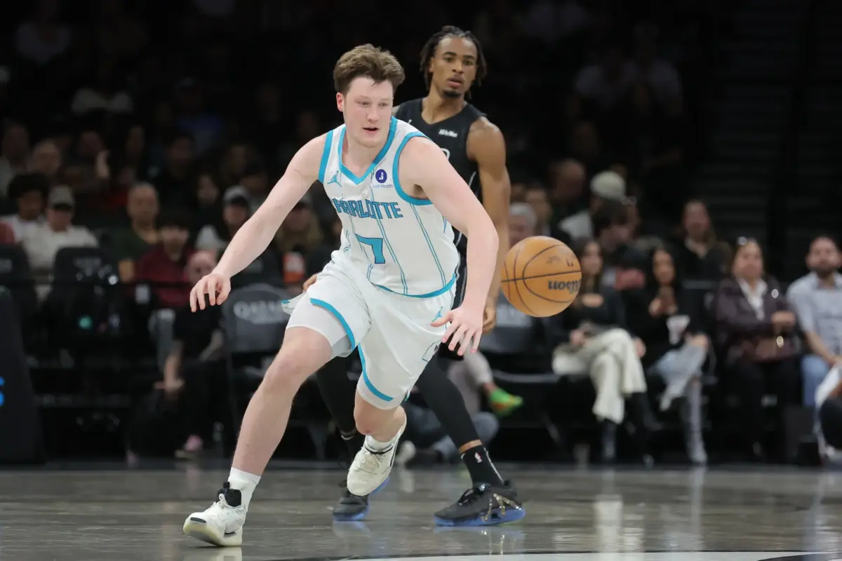 Mar 31, 2026; Brooklyn, New York, USA; Charlotte Hornets guard Kon Knueppel (7) chases after a loose ball against Brooklyn Nets center Nic Claxton (33) during the second quarter at Barclays Center. Mandatory Credit: Brad Penner-Imagn Images