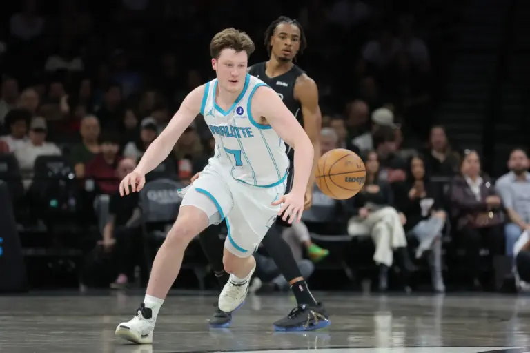 Mar 31, 2026; Brooklyn, New York, USA; Charlotte Hornets guard Kon Knueppel (7) chases after a loose ball against Brooklyn Nets center Nic Claxton (33) during the second quarter at Barclays Center. Mandatory Credit: Brad Penner-Imagn Images