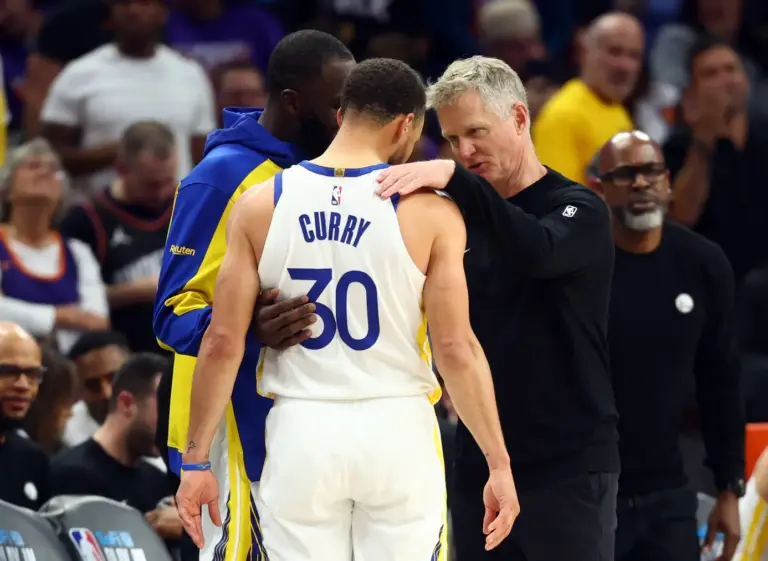 Apr 17, 2026; Phoenix, Arizona, USA; Golden State Warriors guard Stephen Curry (30) with forward Draymond Green and head coach Steve Kerr against the Phoenix Suns during the closing seconds of the play-in rounds of the 2026 NBA Playoffs at Mortgage Matchup Center. Mandatory Credit: Mark J. Rebilas-Imagn Images