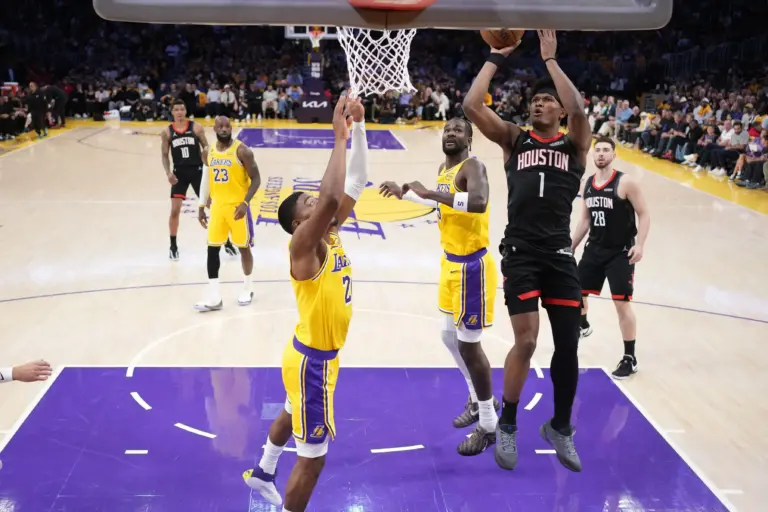Amen Thompson in Rockets-Lakers Game 1.