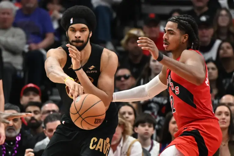 Cleveland Cavaliers center Jarrett Allen (31) passes the ball as Toronto Raptors forward Collin Murray-Boyles (12) defends during game four of the first round of the 2026 NBA Playoffs at Scotiabank Arena.