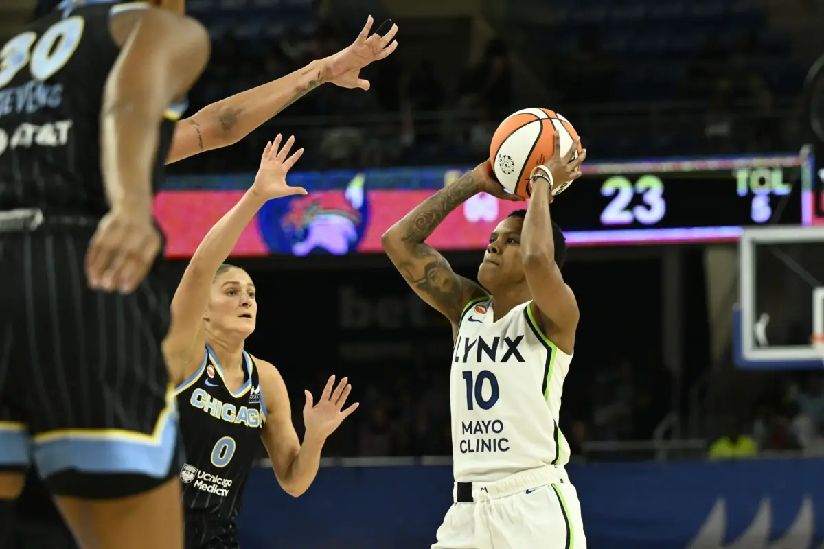 Minnesota Lynx guard Courtney Williams (10) passes the ball past Chicago Sky guard Jacy Sheldon (0) during the first half at Wintrust Arena. Lynx vs Mercury looks to be an interesting matchup.