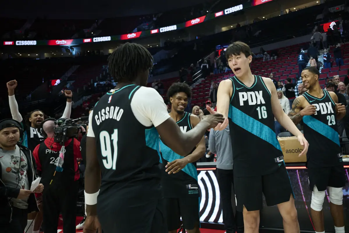 Portland Trail Blazers center Yang Hansen (16)