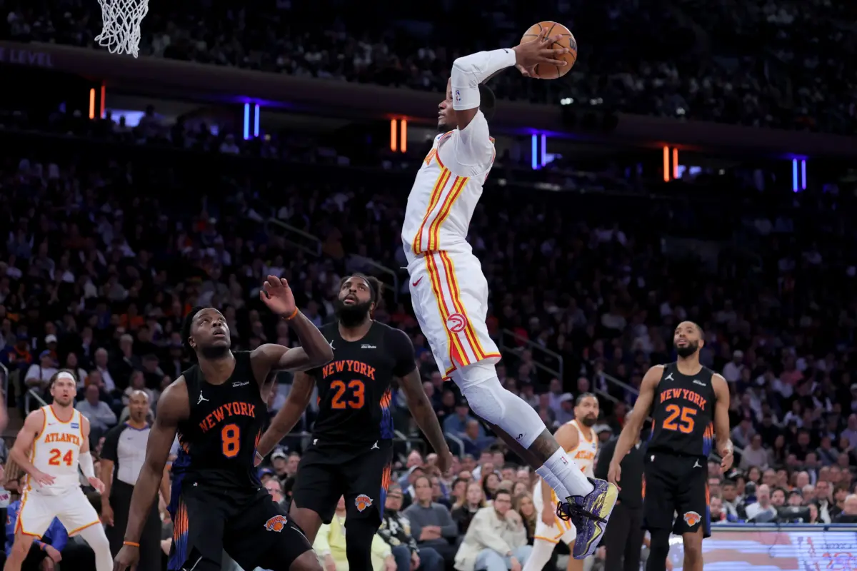 Jonthan Kuminga dunks.