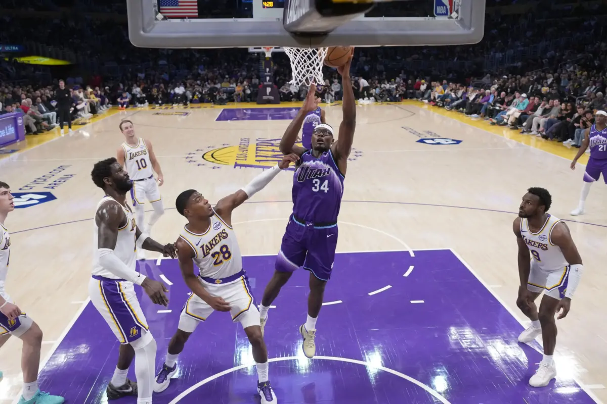 Oscar Tshiebwe layup.
