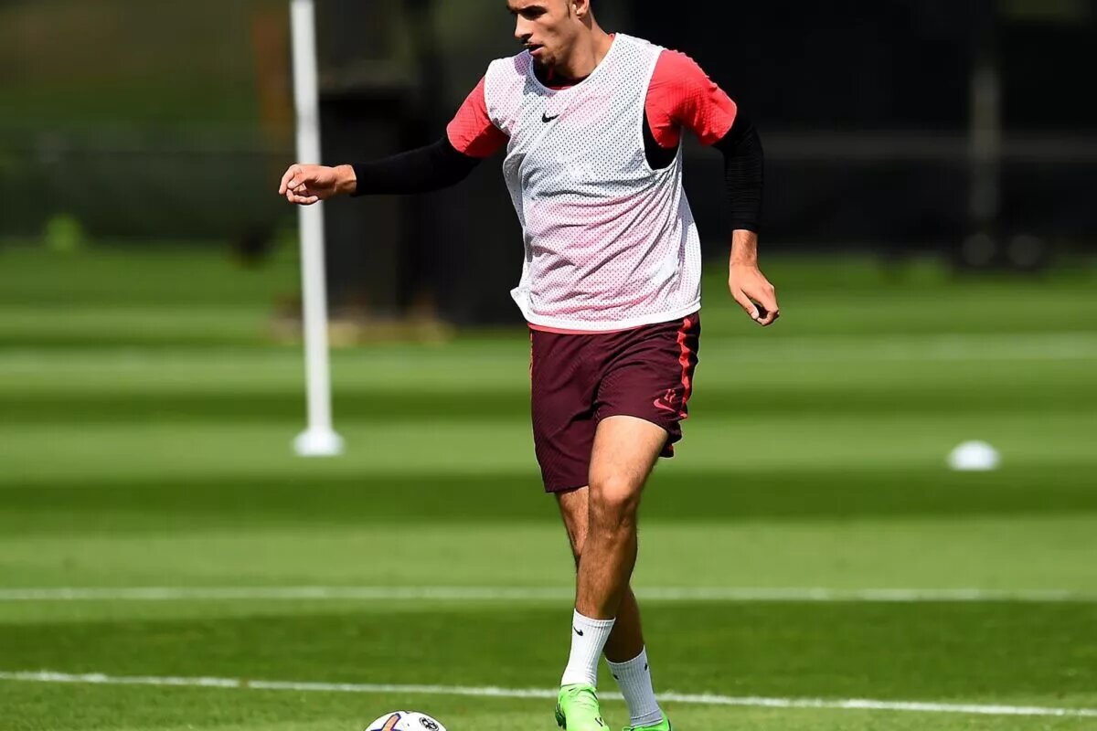 Liverpool midfielder Curtis jones in training