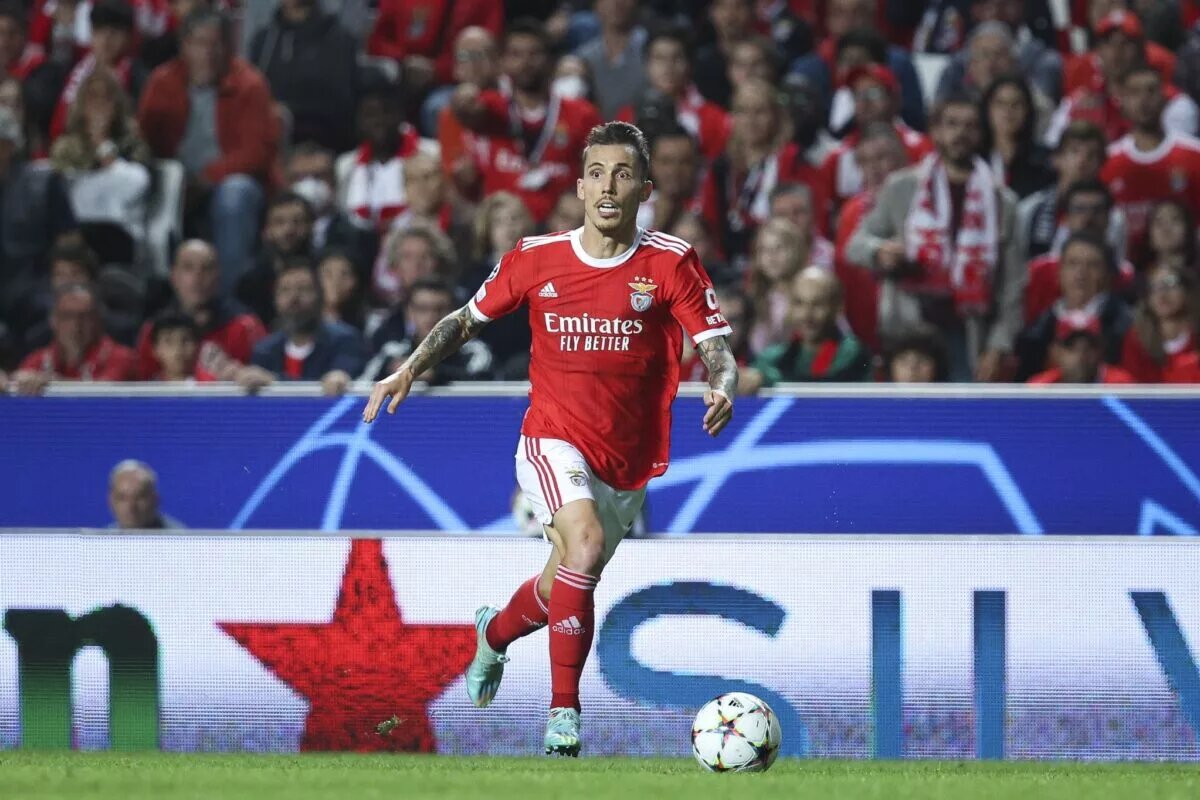 Alejandro on the ball for Benfica