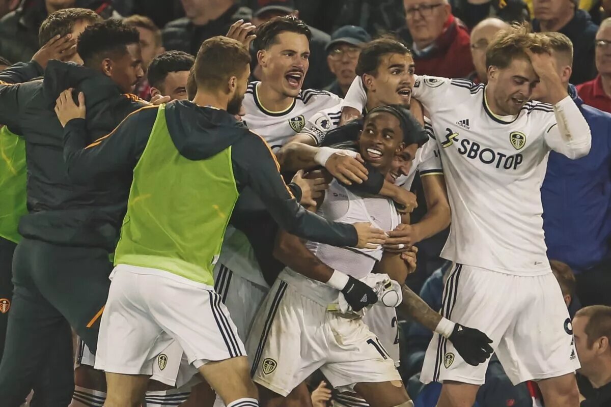Leeds United squad celebrating with Crysencio Summerville