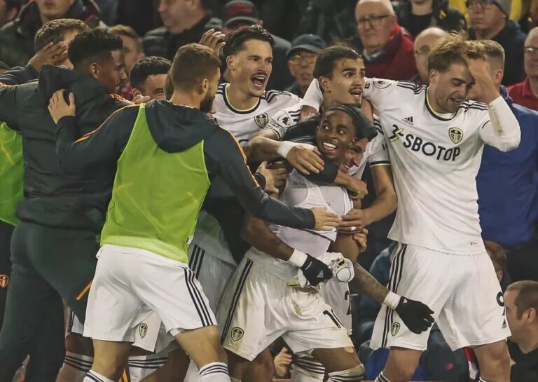 Leeds United squad celebrating with Crysencio Summerville