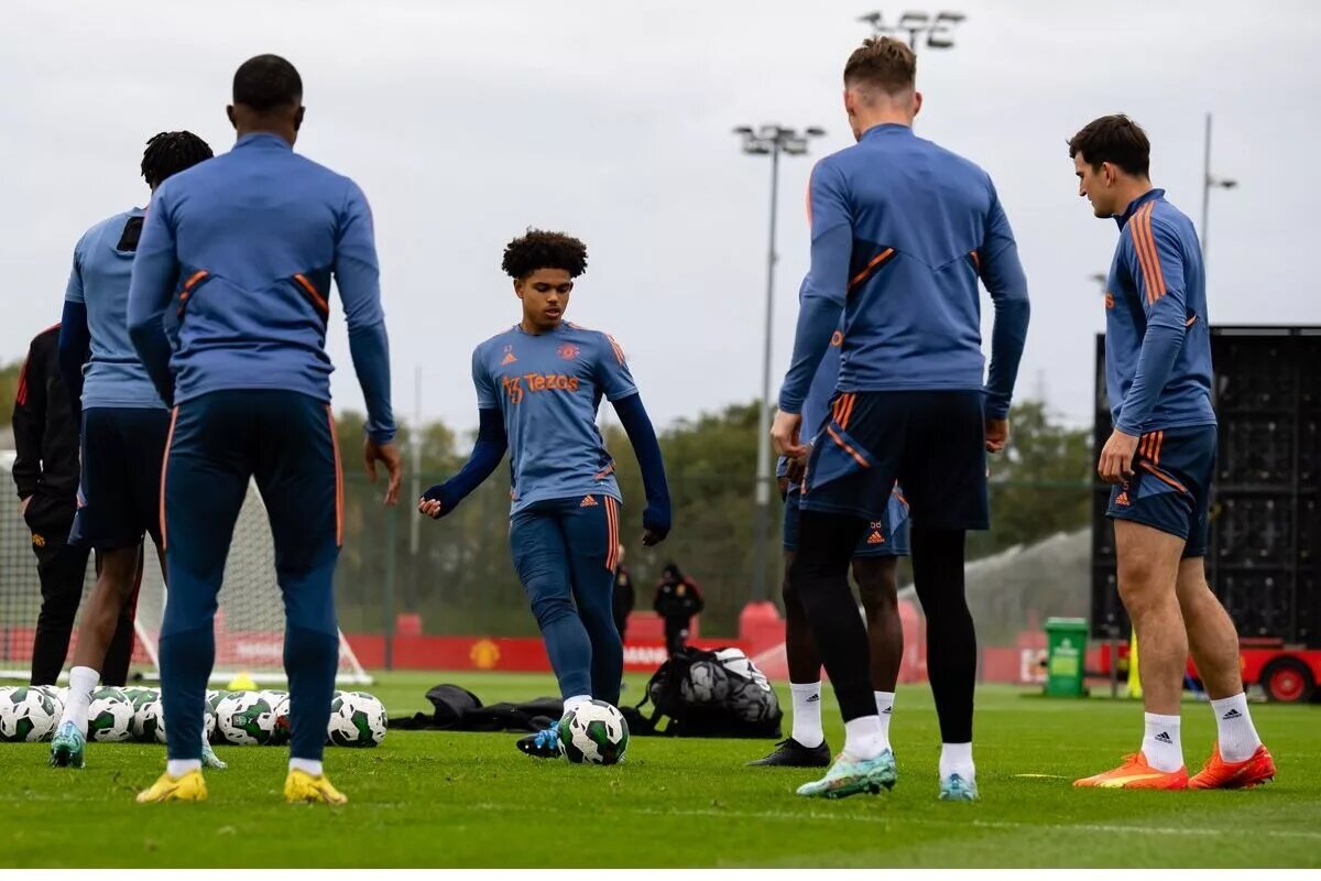 Manchester United players in training ahead of match against Aston Villa