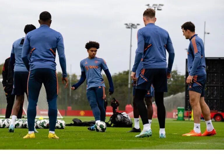 Manchester United players in training ahead of match against Aston Villa