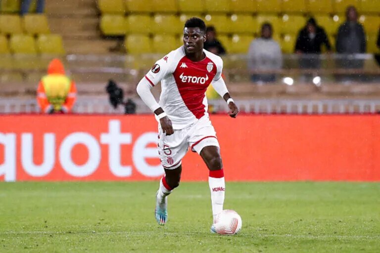 Potential new Chelsea signing Benoit Badiashile dribbling the ball