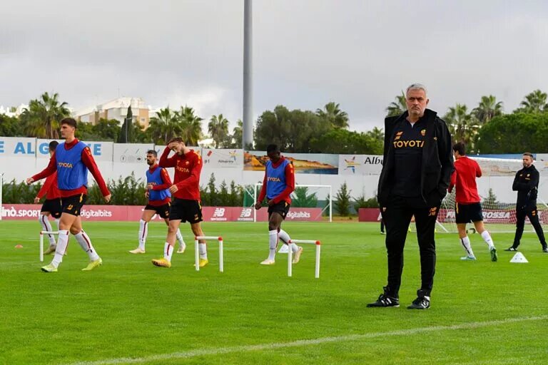Jose Mourinho watches his AS Roma Squad in training