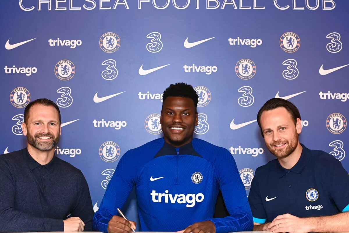 Benoit Badiashile signs a Chelsea contract