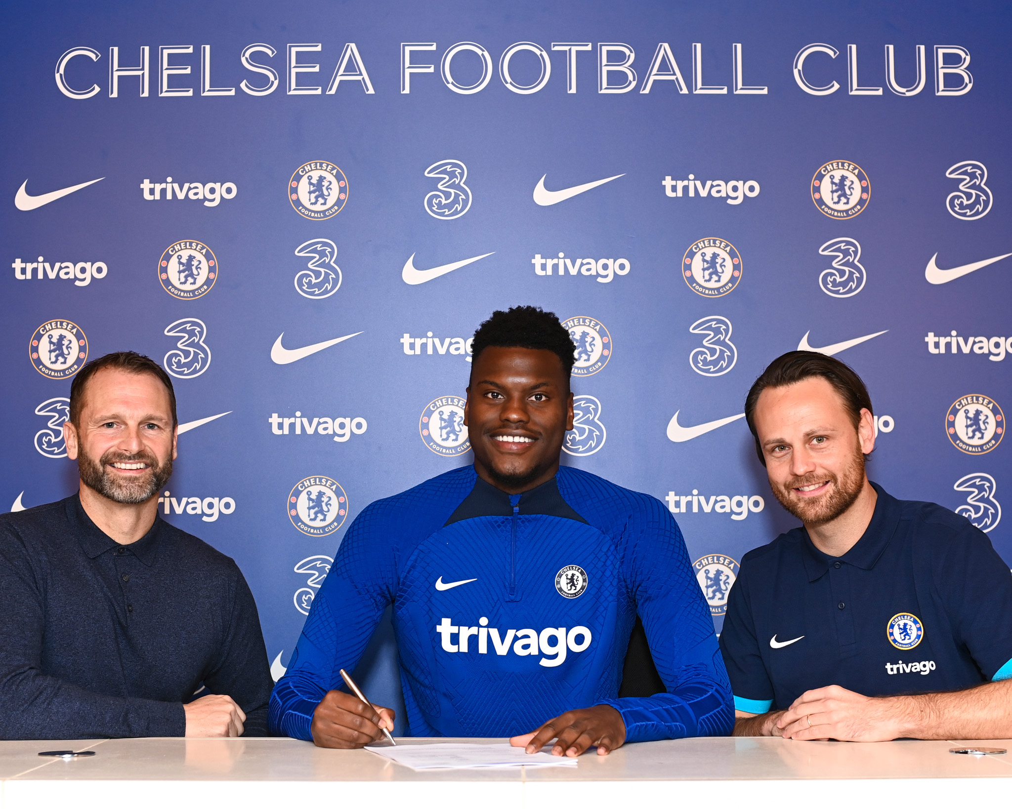 Benoit Badiashile signs a Chelsea contract