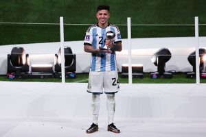 Enzo Fernandez recieving best young player award at World Cup 2022