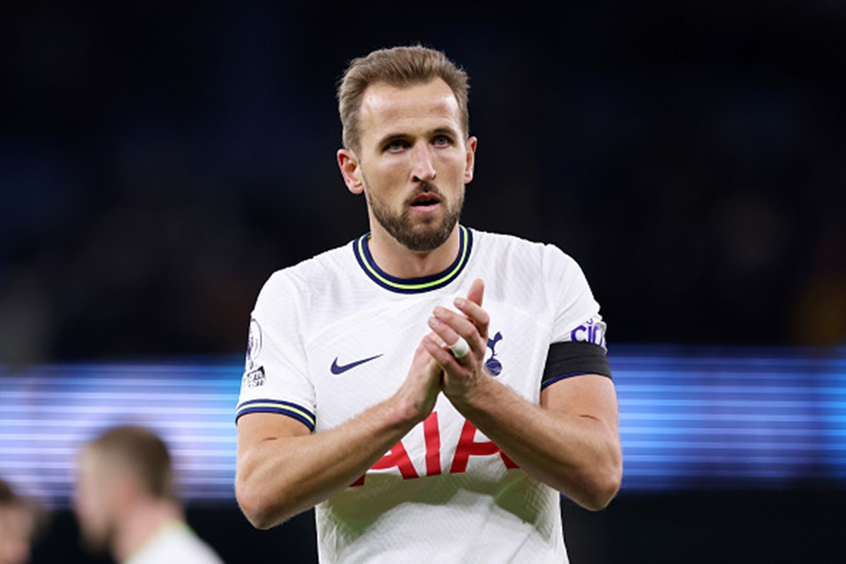 Harry kane applauding as he leaves the pitch