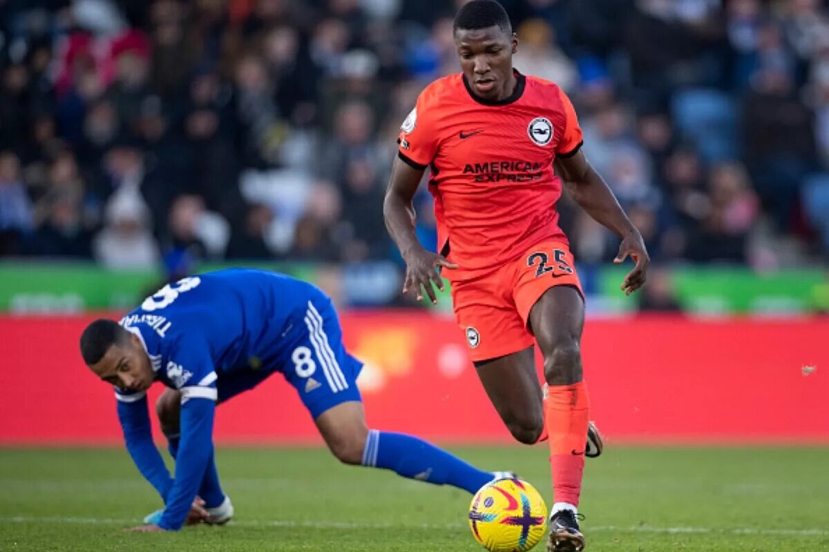 Moises Caicedo, transfer target, dribbling against Leicester City