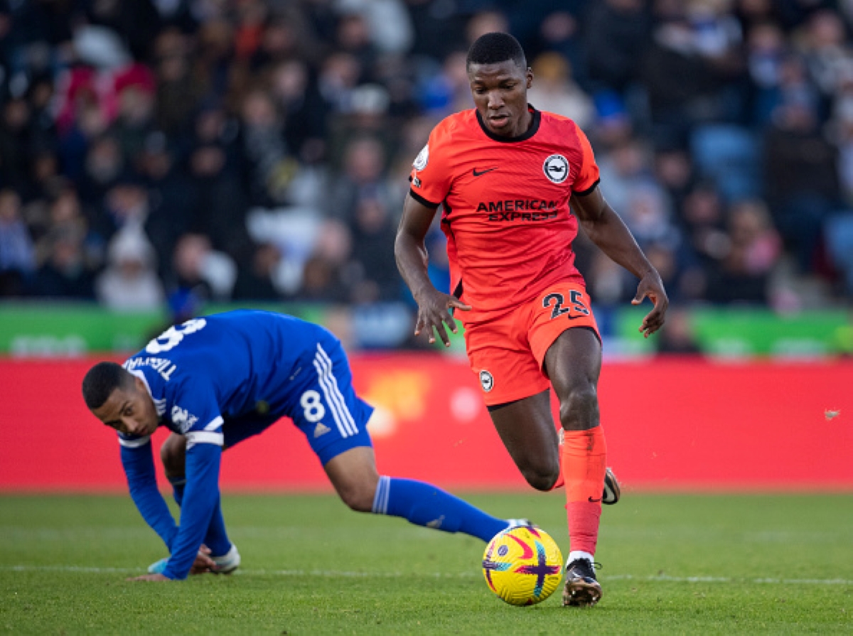 Moises Caicedo, transfer target, dribbling against Leicester City