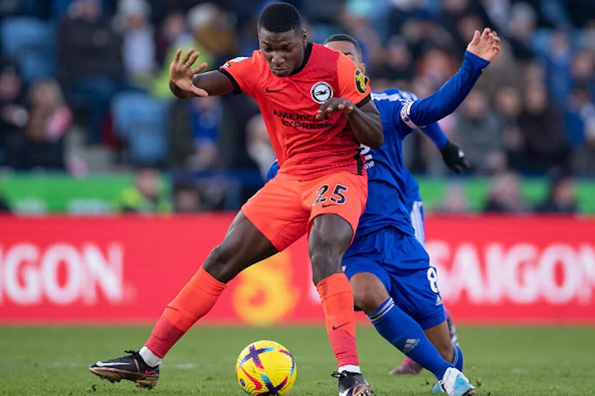 Moises Caicedo playing for Brighton against Leicester City
