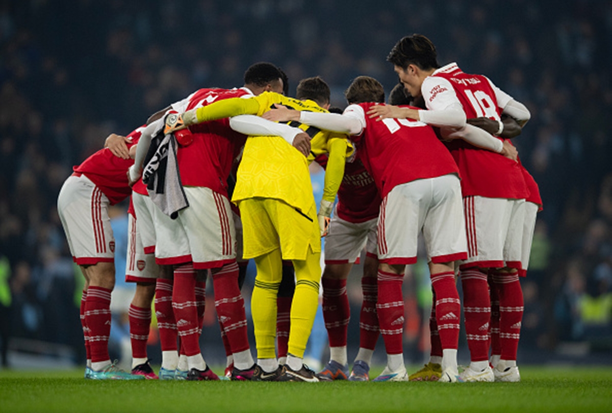Arsenal Predicted Lineup - Squad huddled before match