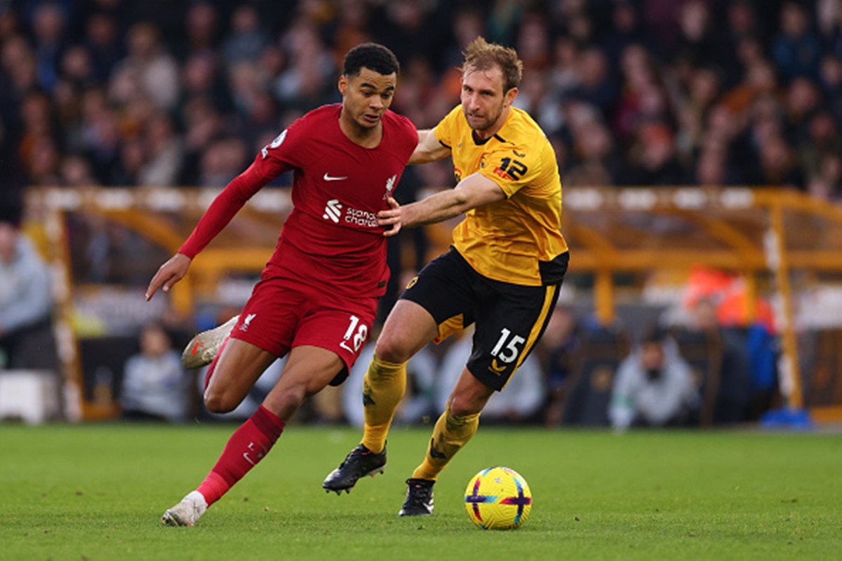 Cody Gakpo dribbling past a defender