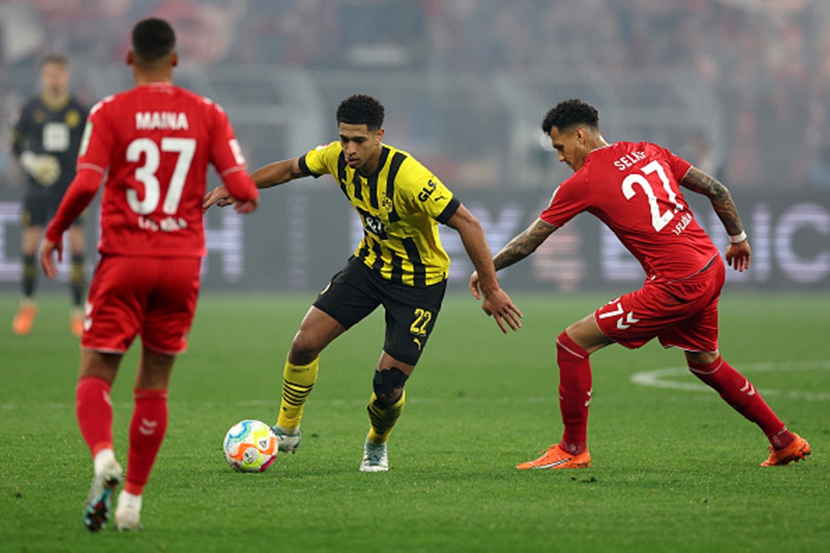 Jude Bellingham dribbling by two players